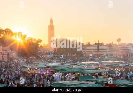 Coucher de soleil sur Jamaa el Fna (aussi Jemaa el-Fnaa, Djema el-Fna ou Djemaa el-Fnaa) est une place et un marché dans le quartier médina de Marrakech. Marrakech, Moro Banque D'Images