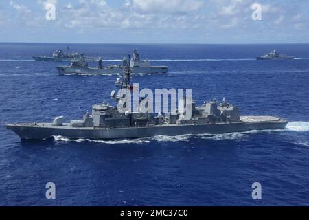 220623-N-DF558-1338 OCÉAN PACIFIQUE (23 juin 2022) en route vers la côte du Pacifique (RIMPAC) 2022, le destroyer JS Takanami (DD 110) de la Force d'autodéfense maritime japonaise (JMSDF) et le navire de ravitaillement auxiliaire de la Royal Australian Navy (RAN) HMAS Supply (AO 195), le croiseur de missile guidé de classe ticonderoga USS Mobile Bay (CG 53) Et la frégate HMAS Warramunga (FFH 152) navigue en formation. Vingt-six nations, 38 navires, quatre sous-marins, plus de 170 avions et 25 000 membres du personnel participent au programme RIMPAC de 29 juin au 4 août dans les îles hawaïennes et dans le sud de la Californie. Le lar du monde Banque D'Images