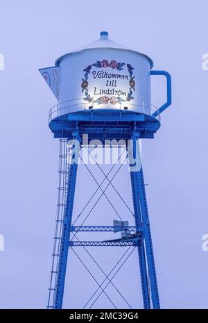 Tour d'eau en forme de cafetière qui dit Valkommen jusqu'à Lindstrom ce qui signifie Bienvenue à Lindstrom en suédois à Lindstrom, Minnesota États-Unis. Banque D'Images