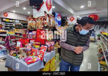 Katmandou, Bagmati, Népal. 21st janvier 2023. Un homme chinois choisit des biens pour les célébrations à la veille du nouvel an chinois dans un magasin à Thamel, une destination touristique populaire de Katmandou, au Népal sur 21 janvier 2023. Le nouvel an chinois commence officiellement dimanche, 22 janvier accueille l'année du lapin. (Credit image: © Sunil Sharma/ZUMA Press Wire) USAGE ÉDITORIAL SEULEMENT! Non destiné À un usage commercial ! Crédit : ZUMA Press, Inc./Alay Live News Banque D'Images