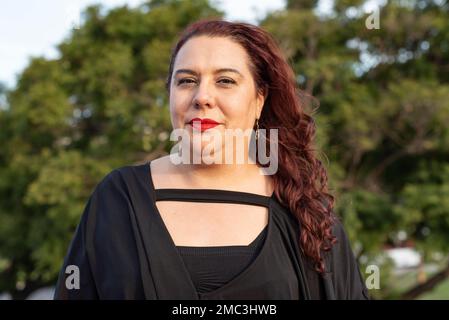 Portrait d'une femme de taille plus regardant l'appareil photo en arrière-plan de la nature Banque D'Images