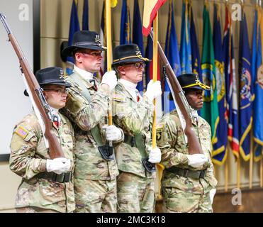 Le commandant de brigade de Cavalry 4th, le colonel Timothy Gallagher ...