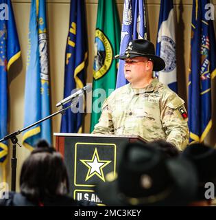 Le commandant de brigade de Cavalry 4th, le colonel Timothy Gallagher ...