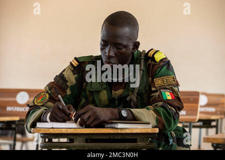 Soldat des Forces armées sénégalaises (SAF), écrit des notes lors d'une réunion avec l'équipe de conseillers de la compagnie de manœuvre pendant le Lion africain 22 à Dodji, Sénégal, 24 juin 2022. African Lion 22 est américain L’exercice annuel le plus important, le plus important, le plus important, organisé par le Commandement de l’Afrique et organisé par le Maroc, le Ghana, le Sénégal et la Tunisie, le 6-30 juin. Plus de 7 500 participants de 28 pays et de l'OTAN s'entraînent ensemble en mettant l'accent sur l'amélioration de la préparation des forces américaines et des forces nationales partenaires. AL22 est un exercice conjoint de tous les domaines, multi-composants et multinational, employant une gamme complète de capacités de mission dans le but de renforcer l'interopéra Banque D'Images