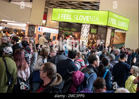 Berlin, Allemagne. 21st janvier 2023. Les visiteurs se rassemblent dans le hall des pays lors de la semaine verte internationale 2023. En arrière-plan est le stand de la Slovénie. Credit: Fabian Sommer/dpa/Alay Live News Banque D'Images