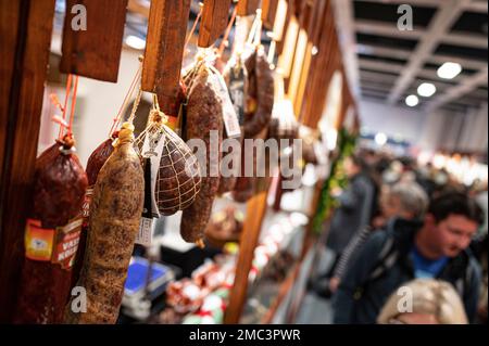 Berlin, Allemagne. 21st janvier 2023. Des saucisses hongroises sont suspendues dans une salle de campagne lors de la semaine verte internationale 2023. Credit: Fabian Sommer/dpa/Alay Live News Banque D'Images