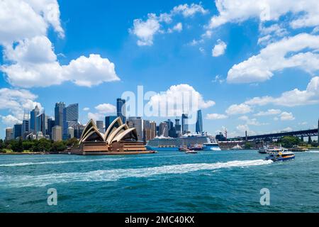 Vue sur le port de Sydney avec l'Opéra et le pont de Sydney, dans la ville de Sydney, Nouvelle-Galles du Sud, Australie, Océanie. Banque D'Images