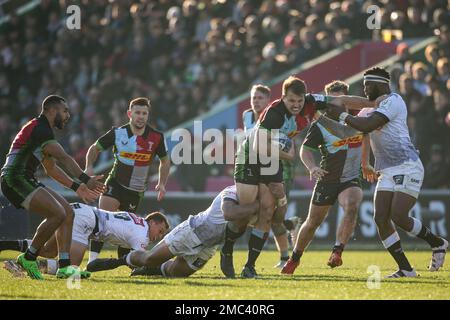 Stephan Lewies de Harlequins avec Ben Tapuai et Siya Kolisi des requins de la cellule C lors du match de la coupe des champions Heineken à Twickenham Stoop, Londres. Date de la photo: Samedi 21 janvier 2023. Banque D'Images