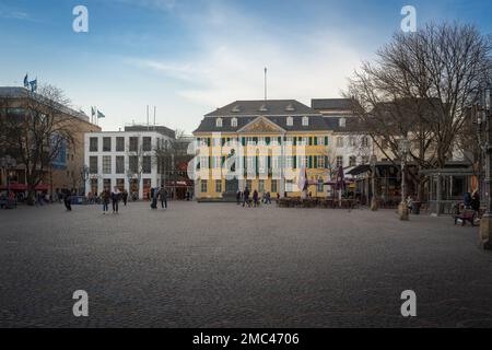 Munsterplatz avec le monument Beethoven et l'ancien bureau de poste - Bonn, Allemagne Banque D'Images