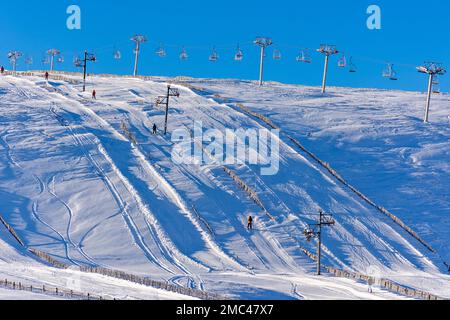 Centre de ski de Lecht Parc national de Cairngorms Écosse neige profonde le télésiège de Snowy Owl et le télésiège de Grouse avec les skieurs Banque D'Images