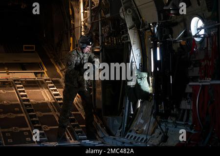 Le sergent d'état-major Mateis Maehler, chargé de charge du 192nd Escadron de transport aérien C-130H, se prépare pour une chute d'une charge d'entraînement au-dessus de l'aérodrome de l'Armée Amedee, Herlong, Californie, 24 juin 2022. La cargaison a été déposée au cours d'un vol tactique à trois navires qui impliquait un vol de bas niveau et des atterrissages par effleurement Banque D'Images