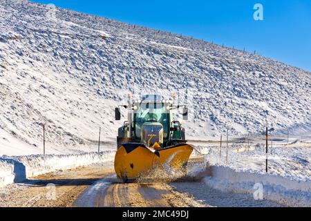 Tomintoul Moray Scotland Glenlivet Estate une chasse-neige sur la neige salée couvrait Lecht Road A 939 en hiver Banque D'Images