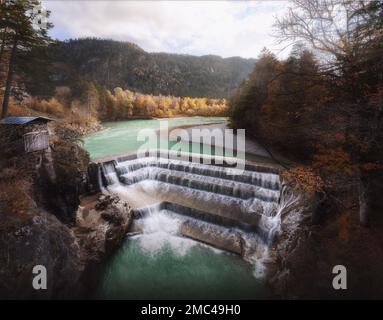 Chute d'eau artificielle Lechfall - Fussen, Bavière, Allemagne Banque D'Images