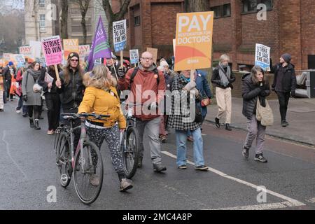 Bristol, Royaume-Uni. 21st janvier 2023. Le groupe Protect the NHS et les jeunes médecins tiennent un rassemblement au centre-ville de Bristol pour montrer leur soutien au NHS et exprimer leur inquiétude quant à la direction que le gouvernement prend pour le service de santé. Crédit : JMF News/Alay Live News Banque D'Images