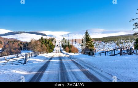 Tomintoul Moray Écosse domaine Glenlivet l'ancienne route militaire A 939 en hiver et les collines couvertes de neige Banque D'Images