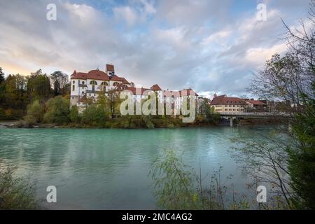 Vue sur la rivière Lech avec St. Abbaye de Mang - Fussen, Bavière, Allemagne Banque D'Images