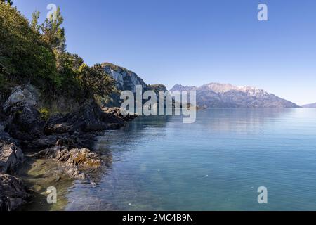 Lago General Carrera près de Puerto Rio Tranquilo avec les célèbres grottes de marbre dans un après-midi calme et ensoleillé dans le sud du Chili Banque D'Images