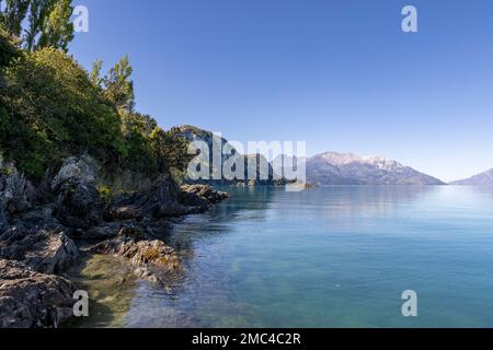 Lago General Carrera près de Puerto Rio Tranquilo avec les célèbres grottes de marbre dans un après-midi calme et ensoleillé dans le sud du Chili Banque D'Images