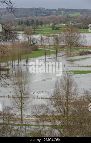 Terres agricoles inondées de la rivière Avon, Hampshire, Angleterre, Royaume-Uni, janvier, 2023 Banque D'Images