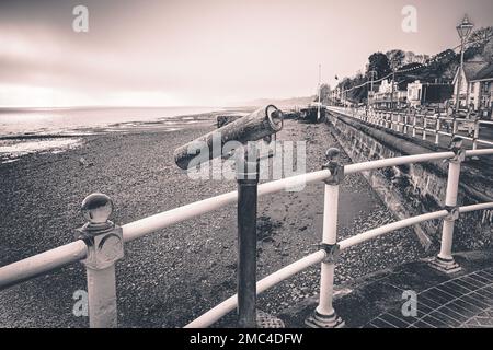 Télescope de point de vue à Penarth, qui donne sur la mer (canal de Bristol). Matin d'hiver. Esplanade du bord de mer. Ambiance vintage B&W. Banque D'Images