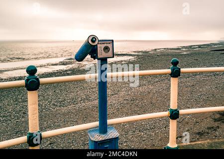 Télescope de point de vue à Penarth, qui donne sur la mer (en particulier le Canal de Bristol). Matin d'hiver. Esplanade du bord de mer. Style rétro. Banque D'Images