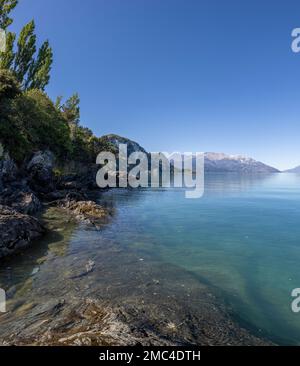 Lago General Carrera près de Puerto Rio Tranquilo avec les célèbres grottes de marbre dans un après-midi calme et ensoleillé dans le sud du Chili Banque D'Images