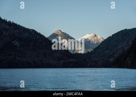 Lac Alpsee avec les sommets de Vilser Kegel et Brentenjoch des Alpes Tannheim - Schwangau, Bavière, Allemagne Banque D'Images