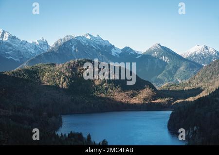 Vue aérienne du lac Alpsee avec les Alpes Tannheim Mountains - Schwangau, Bavière, Allemagne Banque D'Images