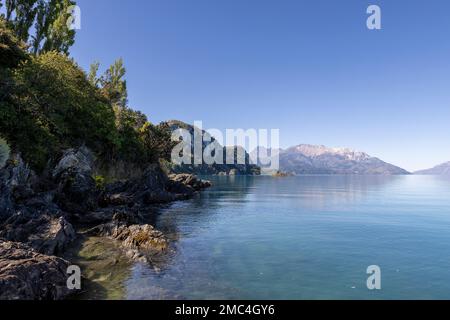 Lago General Carrera près de Puerto Rio Tranquilo avec les célèbres grottes de marbre dans un après-midi calme et ensoleillé dans le sud du Chili Banque D'Images