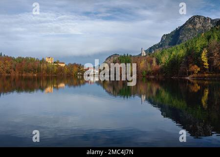 Vue sur le lac d'Alpsee avec le château de Neuschwanstein et le château de Hohenschwangau près de Fussen - Schwangau, Bavière, Allemagne Banque D'Images