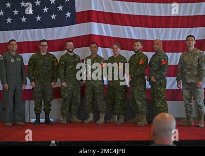 Force aérienne royale du Canada, Escadron des mouvements aériens 2, base des Forces canadiennes Trenton, lauréats du prix Team Spirit, posent pour une photo lors du rodéo de Port Dawg à la base interarmées Lewis-McChord, Washington (24 juin 2022). Quatorze équipes de Port dawgs du monde entier ont participé à cinq événements afin de gagner l'honneur de Top Dawg : un concours de construction de palettes, un cours de compétences en chariots élévateurs de 10k, un chargement de 25K avions de chargement, un défi de forme physique au combat et un test de connaissances du centre d'équilibre. Banque D'Images