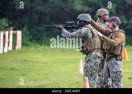 SANTA RITA, Guam (24 juin 2022) marins du Groupe de sécurité expéditionnaire maritime (GMIN) 1, détachement de Guam, tire une carbine de M4 pour compléter leur qualification annuelle de catégorie III en armes légères à la base navale de Guam. Banque D'Images