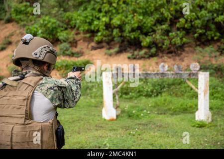 SANTA RITA, Guam (24 juin 2022) Un marin du Groupe de sécurité expéditionnaire maritime (GMIN) 1, détachement de Guam, tire un 9 mm pour compléter sa qualification annuelle d'armes légères de catégorie III à la base navale de Guam. Banque D'Images