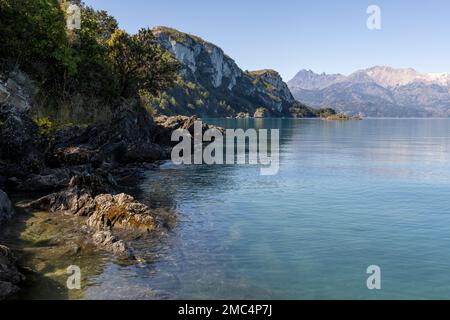 Lago General Carrera près de Puerto Rio Tranquilo avec les célèbres grottes de marbre dans un après-midi calme et ensoleillé dans le sud du Chili Banque D'Images