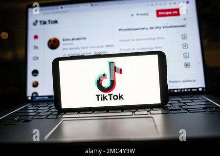 Sur cette photo, un logo TikTok apparaît sur un smartphone. (Photo de Mateusz Slodkowski / SOPA Images / Sipa USA) Banque D'Images