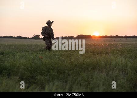 Un technicien en élimination des munitions explosives avec le Commandement des opérations spéciales de la Force aérienne effectue des patrouilles aux côtés des techniciens de la fin de journée et des opérateurs de compétences essentielles avec le Commandement des opérations spéciales de la Force maritime au cours d'un événement d'entraînement 24 juin 2022. L'amorce de la DOE était ouverte aux techniciens de la DOE d'autres unités d'opérations spéciales pour partager leurs connaissances et leur expérience et améliorer l'interopérabilité dans un environnement déployé. L’amorce teste tous les aspects des connaissances et de l’expertise d’un technicien qui lui sont nécessaires pour fonctionner comme le seul technicien d’une équipe d’opérations spéciales en travaillant dans des domaines austères, politiquement sensibles ou hostiles Banque D'Images