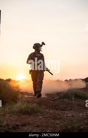 Un opérateur de compétences essentielles effectue des patrouilles aux côtés de techniciens d'élimination des munitions explosives avec le Commandement des opérations spéciales des Forces maritimes et le Commandement des opérations spéciales de la Force aérienne au cours d'un événement d'entraînement 24 juin 2022. L’amorce de la fin de journée teste tous les aspects des connaissances et de l’expertise d’un technicien qui lui sont nécessaires pour être le seul à fonctionner dans une équipe d’opérations spéciales maritimes dans des environnements austères, politiquement sensibles ou hostiles. Les techniciens chargés de la DOE affectés à MARSOC ont terminé le niveau 1 d'élimination des explosifs des forces des opérations spéciales maritimes, qui forme les techniciens chargés de la DOE de la flotte de la Force maritime Banque D'Images