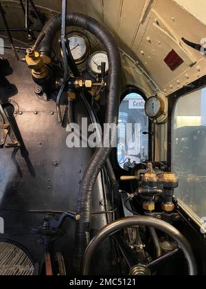 NUREMBER, ALLEMAGNE - 30 OCTOBRE 2022 - vue d'une ancienne locomotive à vapeur depuis la cabine d'un conducteur Banque D'Images