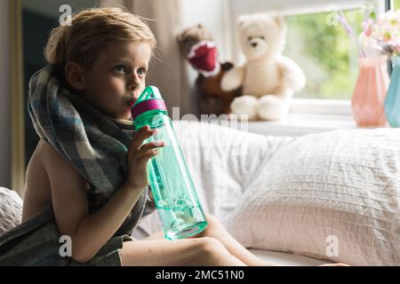 Jeune enfant avec la varicelle. Enfant malade avec la varicelle. Virus de la varicelle ou éruption de bulle de Chickenpox sur l'enfant. Portrait d'un petit garçon avec la varicelle. Banque D'Images