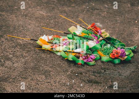 Canang de fleurs sari, offre de fleurs à Bali, Indonésie Banque D'Images