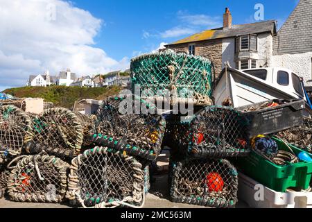 Pots de homard dans le port de Port Isaac, Cornwall, Angleterre, Royaume-Uni Banque D'Images