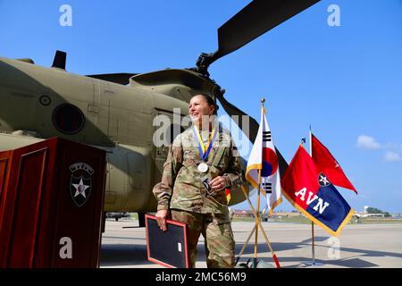 Brig. Le général Lori Robinson, commandant adjoint du soutien à la Divsion d'infanterie de 2nd/ROK-U.S. Division combinée, a reçu l'ordre de St. Michael Silver Award sur 24 juin 2022 pour sa contribution durable et importante à l'aviation de l'Armée de terre. « La communauté Chinook trouve toujours un moyen d'accomplir sa mission », a déclaré M. Robinson. « Je l'ai vu en Afghanistan nuit après nuit. J'ai pris l'avion de secours humanitaire au Honduras et je l'ai vu partout dans le monde. La seule chose dont je suis toujours vraiment fier, c'est que si quelqu'un nous demande de faire quelque chose, nous trouverons un moyen d'essayer du faire et du faire en toute sécurité. À faire Banque D'Images