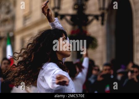 Barcelone, Espagne. 21st janvier 2023. Une militante danse lors d'une manifestation en solidarité avec les manifestations en Iran qui ont éclaté depuis la mort de Masha Aminiy, 22 ans, alors qu'elle était en garde à vue de ce qu'on appelle la police de la moralité. Credit: Matthias Oesterle/Alamy Live News Banque D'Images