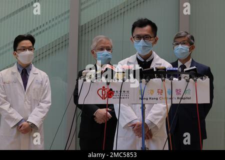 (De gauche à droite) Dr Robin Chen Hay-son, consultant en pédiatrie et médecine de l'adolescence, Hôpital pour enfants de Hong Kong ; Dr Lee TSZ-leung, Directeur général de l'Hôpital pour enfants de Hong Kong ; Dr Nicholson Yam, Consultant en charge de la chirurgie cardiothoracique, Hôpital pour enfants de Hong Kong ; Et le Dr Simon Tang Yiu-Hang, directeur (Cluster Services), Hospital Authority Hong Kong Children's Hospital, tient un presser sur une fille de quatre mois, Cleo Lai TSZ-hei souffrant d'insuffisance cardiaque a subi une greffe à Hong Kong avec un organe donné de Chine continentale dans la première procédure de ce genre en Banque D'Images