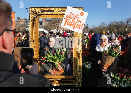 Les gens assistent à la Journée nationale des tulipes au Museumplain de 21 janvier 2023 à Amsterdam, pays-Bas. Aujourd'hui marque le début officiel de la saison de la tulipe avec un jardin spécial de cueillette de tulipes où les gens peuvent cueillir des tulipes gratuitement. Cette année ont une célébration supplémentaire, le 10th anniversaire du jardin de cueillette, organisé par les producteurs de tulipes néerlandais, Museumplein d'Amsterdam est rempli d'environ 200 000 tulipes. Ces tulipes sont spécialement disposées pour faire un jardin temporaire géant. Quelque 1,7 milliards de tulipes hollandaises devraient faire entrer le printemps dans les foyers du monde entier. (Photo de Paulo Amorim/Sipa USA Banque D'Images