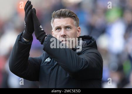 Rob Edwards, directeur de Luton Town, applaudit les fans de voyage lors du match de championnat Sky Bet Wigan Athletic and Luton Town au stade DW, Wigan, Royaume-Uni, 21st janvier 2023 (photo de Phil Bryan/Alay Live News) Banque D'Images