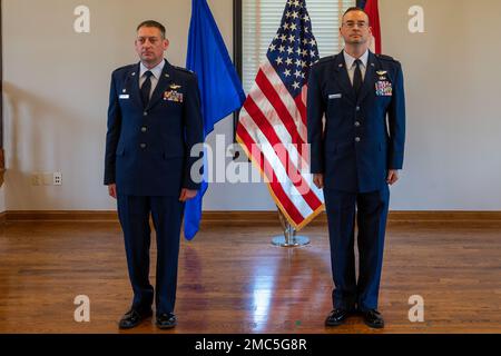 Le lieutenant-colonel Wesley Colabar, à droite, analyste de stratégie pour l'escadron des opérations de combat 157th, se tient avec le colonel William Layton, commandant de l'escadron des opérations de combat 157th, lors de sa cérémonie de retraite, à 25 juin 2022, à la base de la Garde nationale aérienne Jefferson Barracks, à St. Louis, Missouri. Colabar a servi pendant 30 ans. Banque D'Images