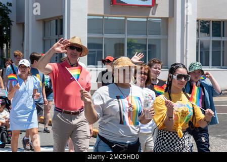 YOKOSUKA, Japon (25 juin 2022) — Capt Rich Jarret, commandant, activités de la flotte Yokosuka (CFAY) fait des vagues devant les spectateurs lors de la Marche annuelle de la fierté et du Festival à bord de la CFAY en reconnaissance des membres de la communauté LGBTQ qui servent dans les forces armées. La célébration a été menée par des marins juniors des États-Unis L'hôpital naval de Yokosuka et le Comité multiculturel de la CFAY et inclus une marche colorée au parc de Kosano, des stands de service de soutien, des jeux, de la musique, de la nourriture, et rafraîchissements. Depuis plus de 75 ans, CFAY fournit, entretient et exploite des installations et des services de base à l'appui des États-Unis 7th Banque D'Images