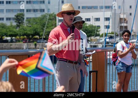 YOKOSUKA, Japon (25 juin 2022) — Capt Rich Jarret, commandant, activités de la flotte Yokosuka (CFAY) présente des remarques de clôture aux spectateurs et aux participants lors d'une Marche de la fierté et d'un Festival à bord de la CFAY en reconnaissance des membres de la communauté LGBTQ qui servent dans les forces armées. La célébration reconnaissant les membres du LGBTQ a été menée par des marins juniors des États-Unis L'hôpital naval de Yokosuka et le Comité multiculturel de la CFAY et inclus une marche colorée au parc de Kosano, des stands de service de soutien, des jeux, de la musique, de la nourriture, et rafraîchissements. Depuis plus de 75 ans, CFAY fournit, entretient et opéra Banque D'Images