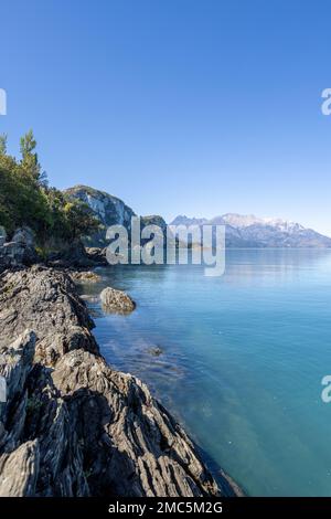 Lago General Carrera près de Puerto Rio Tranquilo avec les célèbres grottes de marbre dans un après-midi calme et ensoleillé dans le sud du Chili Banque D'Images